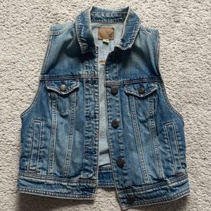 AE demin vest- size small